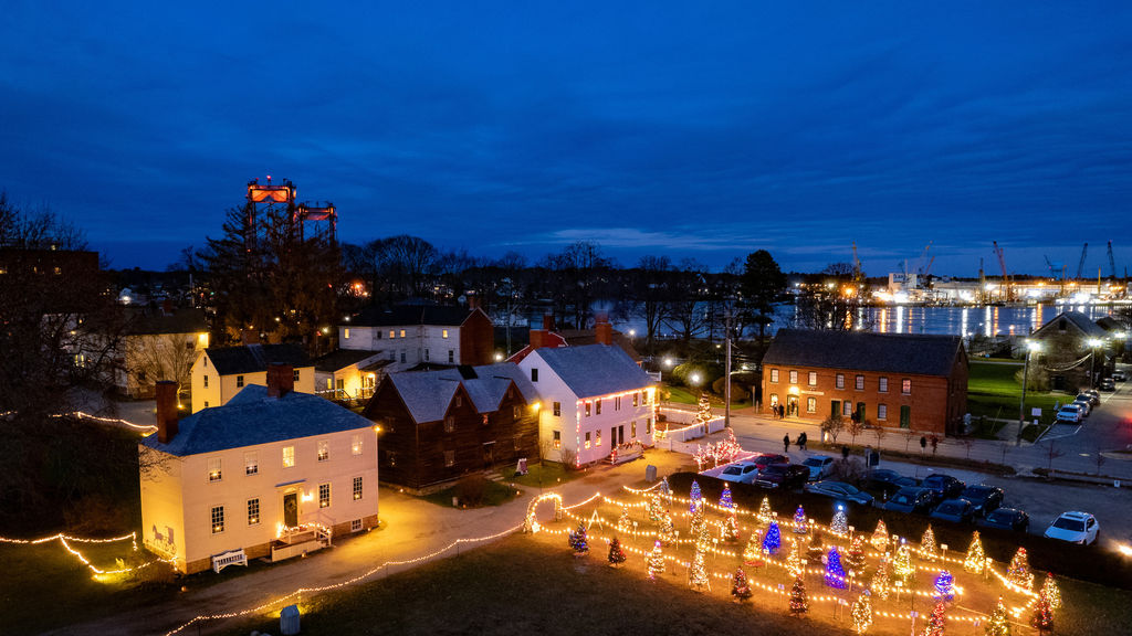 candlelight stroll at strawbery banke